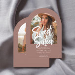 Convites Foto de Arch Calliografia de Pincel Doce 16<br><div class="desc">Celebre seu marco em estilo com este elegante convite do Sweet 16! A frente mostra sua foto em forma de arco incrível, criando um eterno e um toque pessoal. O título Doce Dezesseis é escrito em caligrafia moderna, acrescentando uma vibração chica e brincalhona. Abaixo, todos os detalhes de sua festa...</div>