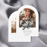 Convites Foto de Arch Calliografia de Pincel Doce 16<br><div class="desc">Celebre seu marco em estilo com este elegante convite do Sweet 16! A frente mostra sua foto em forma de arco incrível, criando um eterno e um toque pessoal. O título Doce Dezesseis é escrito em caligrafia moderna, acrescentando uma vibração chica e brincalhona. Abaixo, todos os detalhes de sua festa...</div>