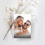 Convites Foto de caligrafia MOD Vertical Salvar Data<br><div class="desc">Obtenha entusiasmo por seu belo casamento enviando sua caligrafia moderna e dinâmica MOD Foto vertical Salve a data Salve as datas com sua fotografia e caligrafia moderna.</div>