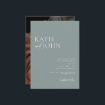 Convites Foto de Casamento Azul Dusty minimalista moderna<br><div class="desc">Convide seus amigos e entes queridos para um simples casamento íntimo com este convite chico com uma simples fonte serif de seus nomes e detalhes de casamento e uma dica de caligrafia em um fundo azul e empoeirado junto com sua linda foto de casal no verso que você pode personalizar....</div>