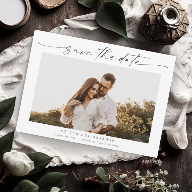 Convites Foto de Casamento de Script Elegante (Elegant photo wedding save the date with modern handwritten script typographic overlay.)
