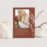 Convites Foto De Casamento Laranja Queimada De Boho Terraco<br><div class="desc">Deixe seu convite refletir você e seu amor. Com esta design moderna, você pode tirar uma das fotos que são especiais para vocês dois e torná-las o ponto central deste convite. Estes elegantes convites para o casamento de terracota são simples e têm um design minimalista limpo com algumas leituras de...</div>