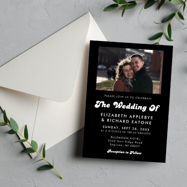Convites Foto de casamento preto e branco retrô elegante (Retro black and white photo invitation captures your love story with timeless, stylish charm.)