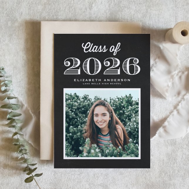 Convites Foto de Chalkboard Retro Turma de 2024 Formatura (Customizable faux chalkboard photo graduation invitation featuring vintage calligraphy. )