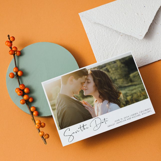 Convites Foto de código QR de foto de script simples Salvar (Save the Date for our wedding!  #LoveBegins)