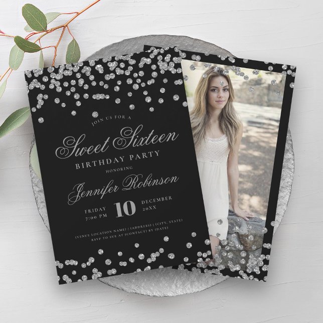 Convites Foto de Confetti Preto Elegante Silver 16 (Elegant Silver Black Confetti Photo Sweet 16 Invitation)