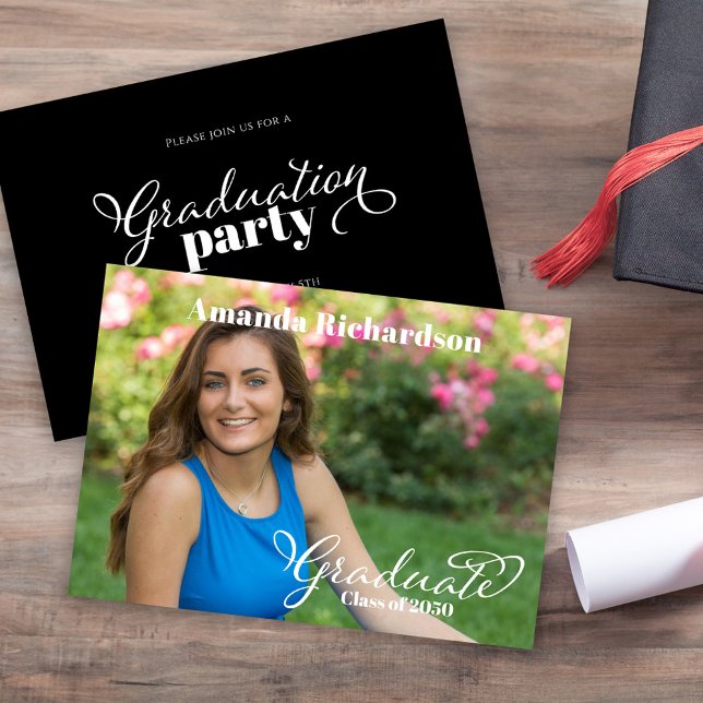 Convites Foto de Festa de formatura Preta e Branca (Graduation photo invitation with simple black and white typography. )