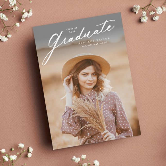 Convites Foto de Formatura com Roteiro Elegante (Simple graduate script photo graduation invitation.)