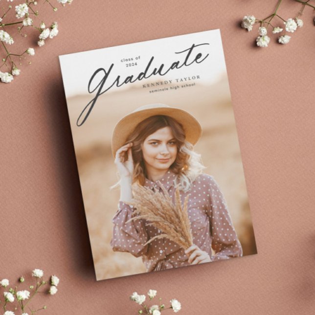 Convites Foto de Formatura com Roteiro Elegante de Graduaçã (Simple graduate script photo graduation invitation.)