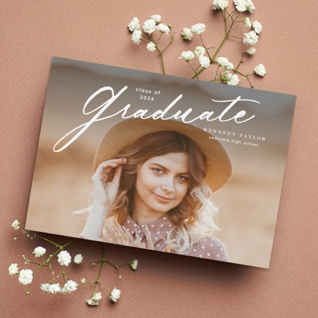 Convites Foto de Formatura com Roteiro Elegante de Graduado (Elegant script simple photo graduation invitation.)
