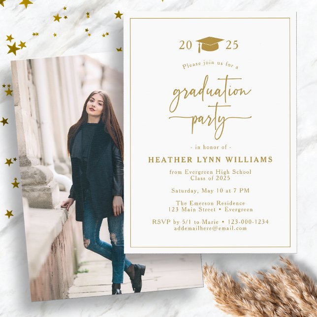 Convites Foto de Formatura em Dourado Elegante (Elegant Gold Graduation Party Photo Invitation by Painted Paperie
)