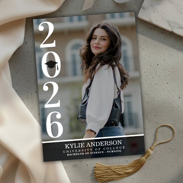 Convites Foto de formatura sênior com capelo preto moderno (Modern Black Graduation Cap Senior Photo Invitation)