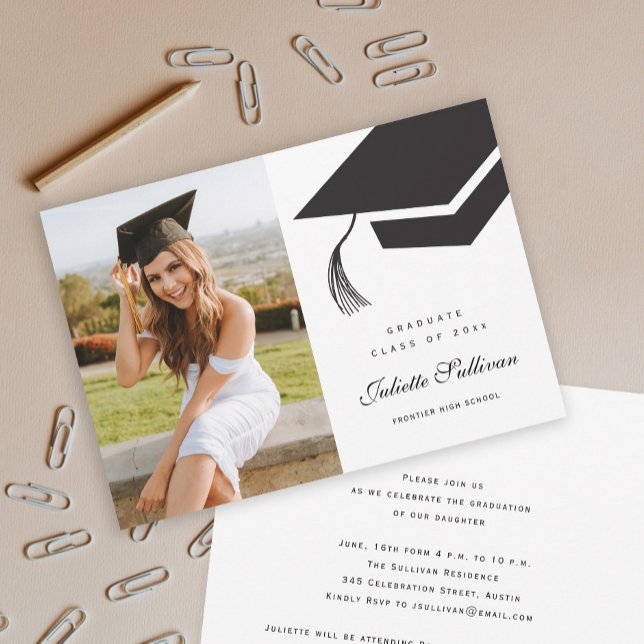 Convites Foto de Graduação com Chapéu Preto e Branco de Tip (Elegant Black and White Cap Photo Graduation Invitations.)