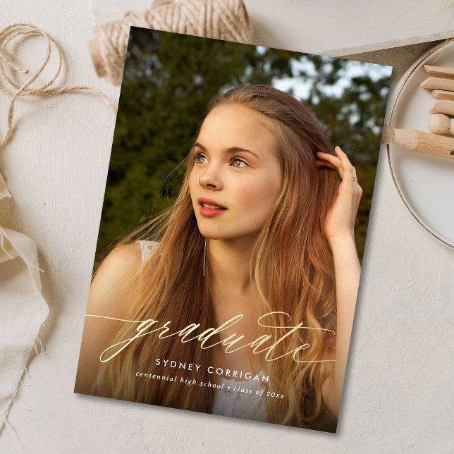 Convites Foto de Graduação de Caligrafia Dourada de Orçamen (Criador carregado)