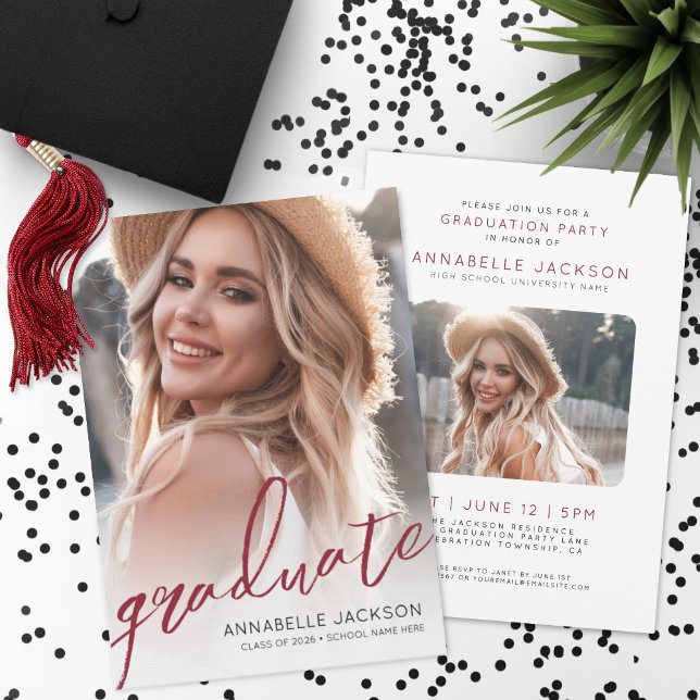 Convites Foto de Graduação Graduada Vermelha (Red Trendy Script Graduate Photo Graduation Invitation)