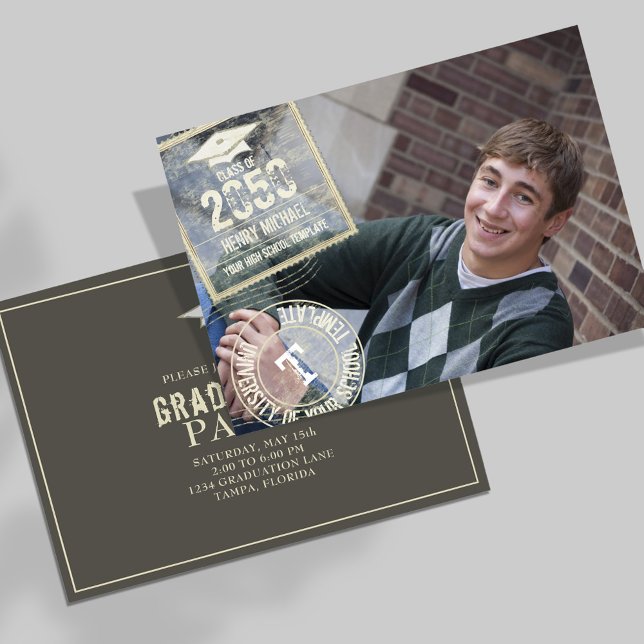 Convites Foto de Graduado Moderno Tendência Moderno Selo Do (Graduation photo invitation template with a gold stamped typography.)
