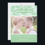 Convites Foto de padrão flexível branco e mint Salve nossa<br><div class="desc">Anuncie sua data de casamento com este anúncio personalizável. Apresenta um padrão floral branco e verde da casa da moeda. Personalize adicionando seus detalhes. Este cartão floral é perfeito para qualquer tema de casamento.</div>