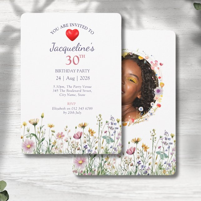 Convites Foto de Prado Selvagem Floral de aniversário de 30 (Floral 30th birthday party invitations on a grey wood background)