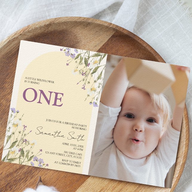 Convites Foto de primeiro aniversario estético de flor selv (Photo Little Wildflower 1st birthday invitation)