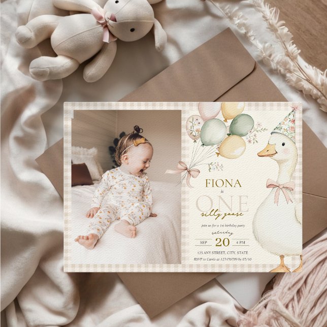 Convites Foto de primeiro aniversario Neutro Gingham Gingha (One silly goose Photo 1st Birthday Invitation with Beige Gingham Watercolor Cute Aesthetic Girl Boy)
