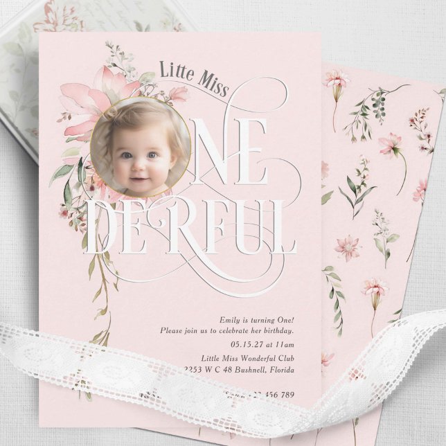 Convites Foto de primeiro aniversario rosa Miss Onemagnific (Little MIss Onederland, Pink Baby girl 1st birthday wildflower themed invitation.)