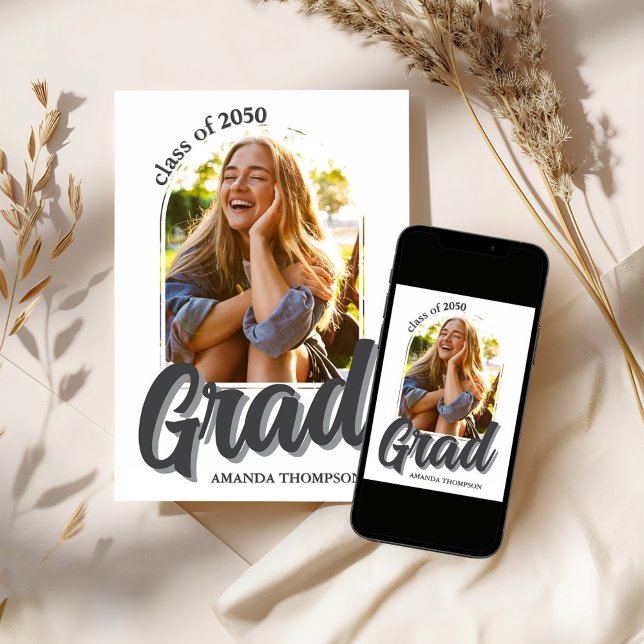 Convites Foto de Script de Festa de formatura Moderna (Modern retro style graduation photo invitation template. )