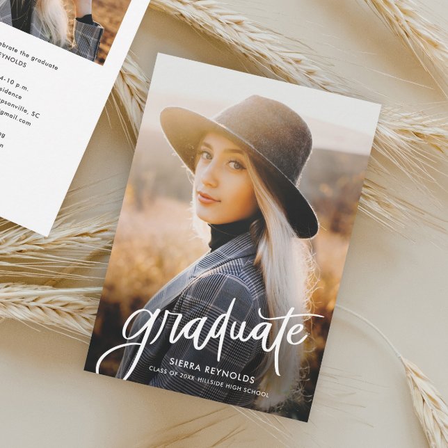 Convites Foto de Script de Formando Manuscrito Moderno (Modern Handwritten Graduate Script 2 Photo Graduation Invitation.)