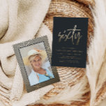Convites Foto de script elegante do na moda de 60 anos mode<br><div class="desc">Simples na moda de 60 anos,  um elegante script preto e dourado e uma foto geométrica do 60° aniversário convidam. Padrão geométrico moderno do dorso. Parte de uma coleção.</div>