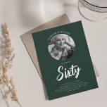Convites Foto de Script Minimalista 60th Birthday Emerald<br><div class="desc">Um elegante design de "60º aniversário" com fotografia personalizada,  tipografia moderna e texto personalizado.</div>