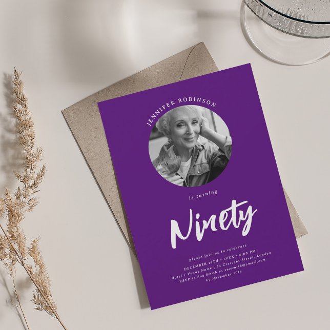 Convites Foto de Script Minimalista 90 Birthday Roxo (Minimalist Script Photo 90th Birthday Purple Invitation)