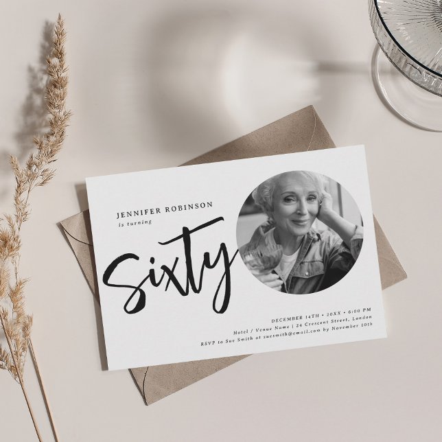Convites Foto de Script Moderno 60º Aniversário Preto e Bra (Modern Script Photo 60th Birthday Black & White Invitation)