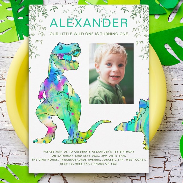 Convites Foto do 1º Aniversário do Dinossauro  (Colorful dinosaur wild one 1st birthday party invitation with photo template T-rex Stegosaurus dinos)