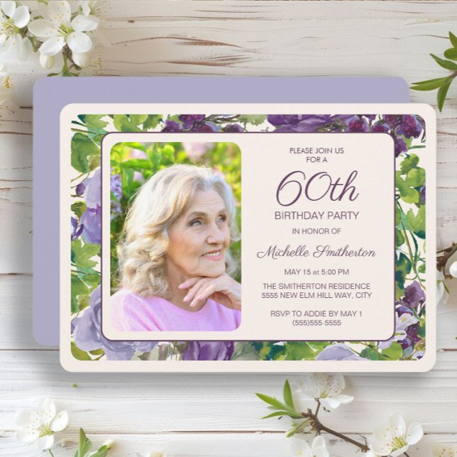 Convites Foto do 60º aniversário com flores roxas e folhas  (Elegant purple watercolor floral and greenery 60th birthday party photo invitation)