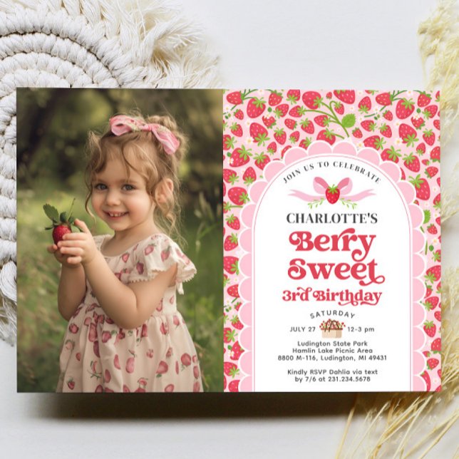 Convites Foto do aniversário de 3 anos Berry Sweet Strawber (Berry Sweet Strawberry 3rd Birthday Photo Invitation)