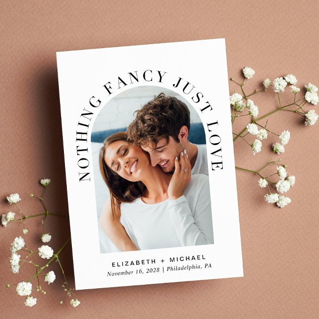 Convites Foto do Arch Moderno Nada Rico Apenas Adora Casame (Celebrate your love story with an invitation showcasing your favorite photo in an elegant arch frame)