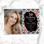 Convites Foto do Damasco Branco preto-Dourado Foto 50º aniv<br><div class="desc">Elegante convite floral feminino para o 50º aniversário com sua foto. Design cor-de-rosa preto-claro-claro com ouro-rosa brilhante falso. Apresenta cor damasco preta e branca, rosas cor-de-rosa pinceladas, fontes de script e confetti. Perfeito para uma festa de comemoração de na moda adulto. Personalize com seus próprios detalhes. Pode ser personalizado para...</div>