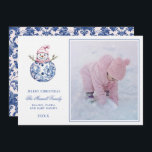 Convites Foto do Damask Snowman, Damasco do Avô, Rosa e Azu<br><div class="desc">Este cartão de Natal tem um design pré-filhote do milênio com um boneco de neve rosa e azul marinho. A parte inferior tem texto azul que diz "Feliz Natal". Você pode personalizar com um nome e um ano. As costas têm uma cor damasco azul escura coordenada.</div>
