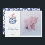 Convites Foto do Damask Snowman, Damasco do Avô, Rosa e Azu<br><div class="desc">Este cartão de Natal tem um design pré-filhote do milênio com um boneco de neve rosa e azul marinho. A parte inferior tem texto azul que diz "Feliz Natal". Você pode personalizar com um nome e um ano. As costas têm uma cor damasco azul escura coordenada.</div>