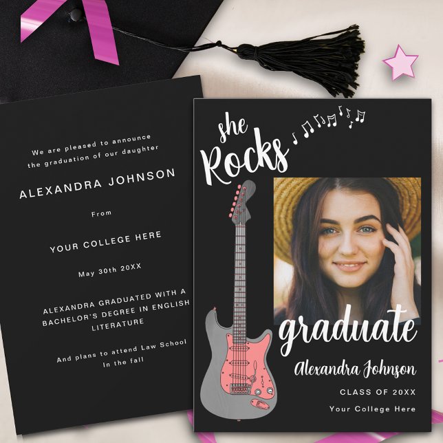 Convites Foto do Formando de Violão Rosa Moderno (Fun pink guitar black and white modern script graduate photo graduation announcement card)
