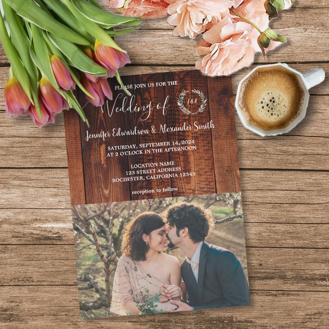 Convites Foto do monograma de madeira de celeiro russo Casa (Rustic barn wood monogrammed photo country wedding invitation. )