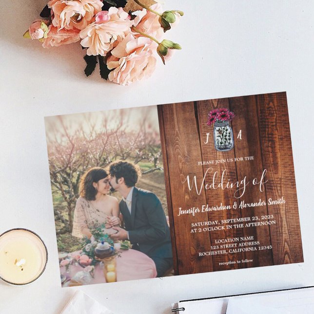Convites Foto do monograma de madeira de jarro de Mason Rus (Rustic barn wood mason jar monogrammed photo wedding  invitation.)