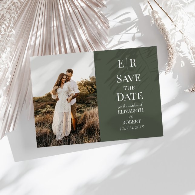 Convites Foto do Monograma Escuro Moderno Salva a Data (Modern Dark Olive Monogram Photo Save the Date Invitation on a white table with neutral dry flowers)
