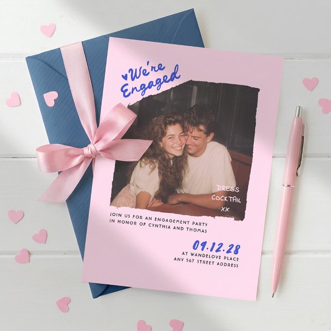 Convites Foto do Noivado Escrito à Mão para Festa de Cockta (Whimsical Playful Retro Square Photo Pink Blue Casual Fun Handwritten Engagement Party Invitation)