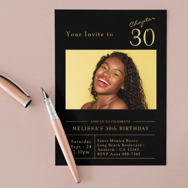 Convites Foto do Partido aniversário de 30 anos Dourado Pre (Black and good 30th birthday invitation on a blush pink background.)
