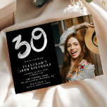 Convites Foto do Partido aniversário de 30 anos Moderno<br><div class="desc">Convite para Fotografia de aniversário de 30 anos Trendy. O design apresenta uma fotografia da sua escolha num fundo preto,  com um modelo simples de texto branco,  fácil de personalizar. O número 30 é divertido,  uma tipografia de pincel que dá a este convite uma sensação moderna.</div>