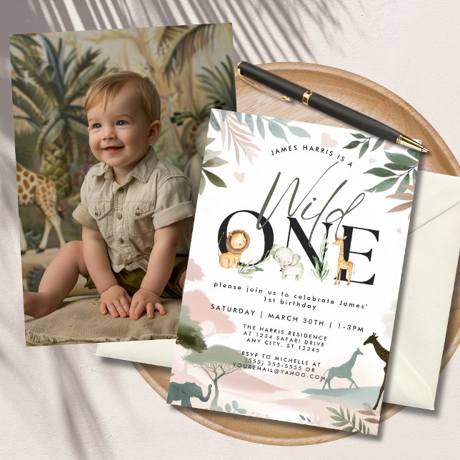Convites Foto do Partido do primeiro aniversario Wild One S (A cute baby boy in a safari-themed setting next to a "Wild One" birthday invite.)