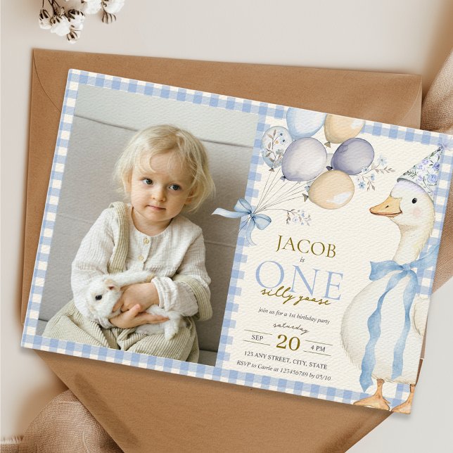Convites Foto do primeiro aniversario Azul Gingham, ganso d (One Silly Goose Photo 1st Birthday Invitation for Boys with Blue Gingham and Balloons )