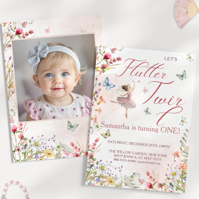 Convites Foto do Primeiro Aniversário com Asas Mágicas Flut (Flutter Twirl Magical Wings First Birthday Photo Invitation)