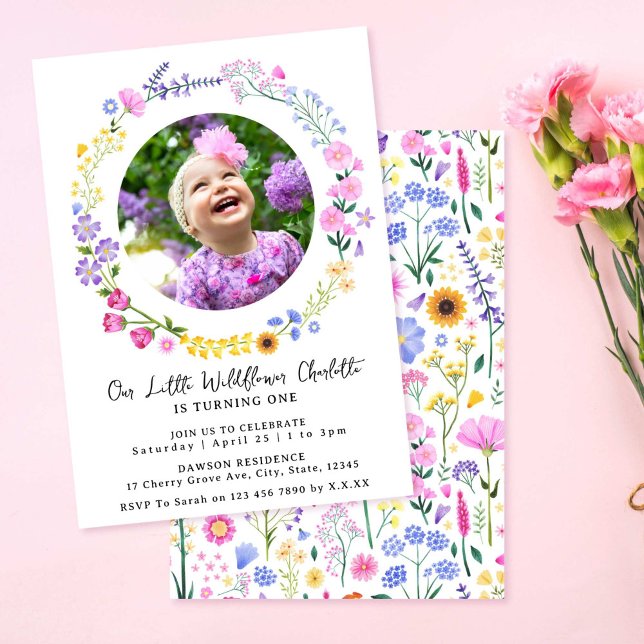 Convites Foto do primeiro aniversario de nossa pequena garo (Our Little Wildflower Girl 1st Birthday Photo Invitation)
