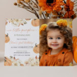 Convites Foto do Primeiro Aniversário do Pumpkin<br><div class="desc">Apresentando nosso Primeiro Convite Fotográfico de Aniversário da Pequena Pumpkin, projetado para tornar a celebração do outono de seu filho especial. Apresentando um adorável design de abóbora e cores de queda quente, este convite inclui espaço para uma foto carinhosa do seu pequeno. Na moda e personalizável, ele dá o tom...</div>